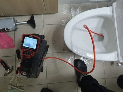 화성 하수구막힘 배수구 거름망과 물 고임 상태를 살펴보는 모습